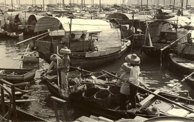 sampans_in_hong_kong_2